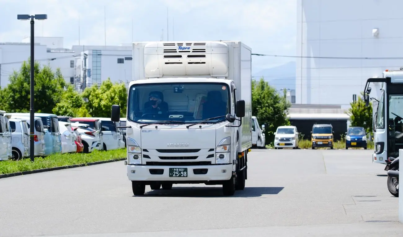 【横浜共配センター】夜勤｜ルート配送の準中型トラックドライバー